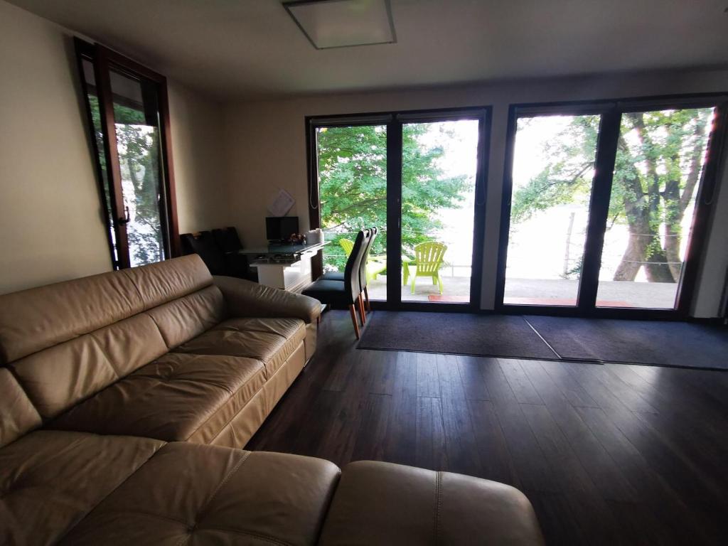 A seating area at Golden Beach Apartment