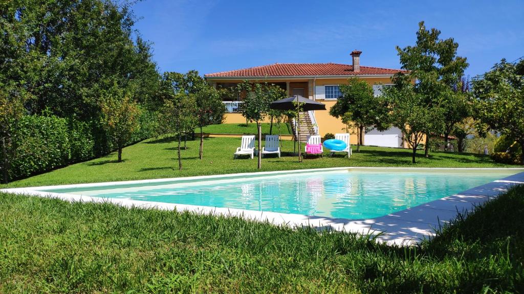 The swimming pool at or near Casa do Coberto