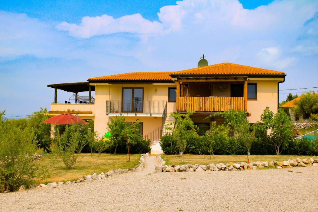 une maison avec un toit orange dans l'établissement Casa MiA, à Linardići