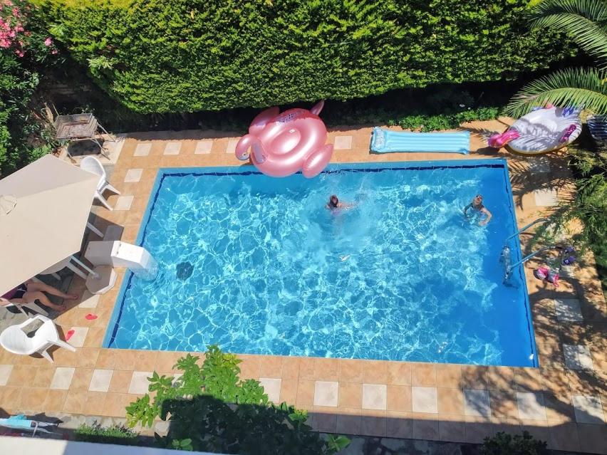 an overhead view of a swimming pool with two people in it at Mikros Paradisos in Somatás