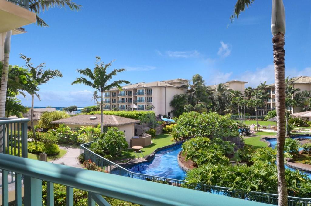 - Balcón con vistas al complejo en Waipouli Beach Resort Gorgeous Luxury Ocean View Condo! Sleeps 8!, en Kapaa