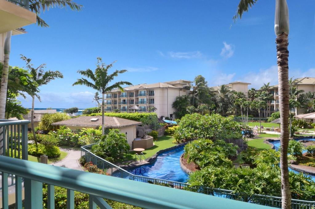 Le balcon offre une vue sur le complexe. dans l'établissement Waipouli Beach Resort Gorgeous Luxury Ocean View Condo! Sleeps 8!, à Kapaa