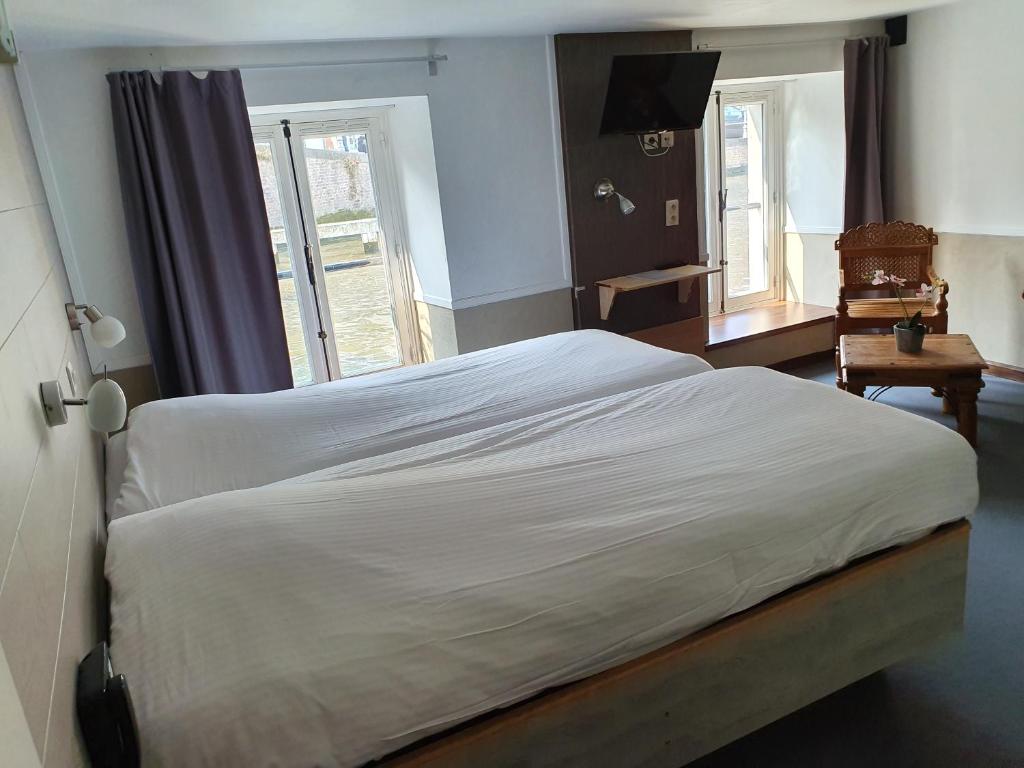 Postel nebo postele na pokoji v ubytování Canalview Hotel Ter Reien
