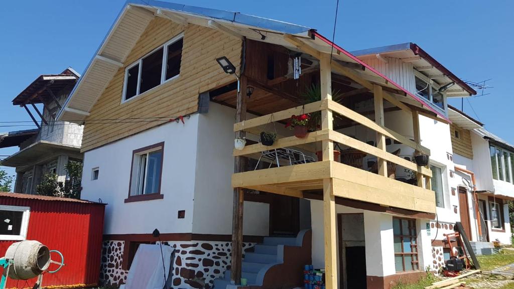 ein Haus im Bau mit einer Treppe drauf in der Unterkunft Victoriei 35B in Curtea de Argeş