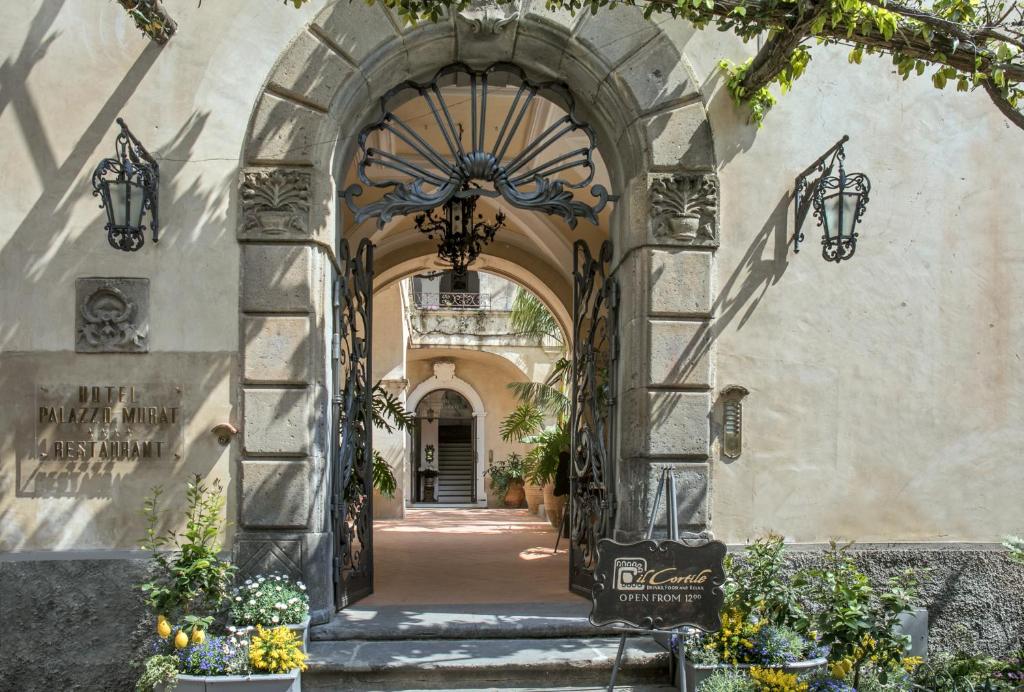 uma entrada para um edifício com uma arcada em Hotel Palazzo Murat em Positano
