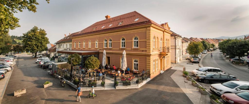 widok na budynek przy ulicy miejskiej w obiekcie Hotel Vila Pohorje w mieście Slovenj Gradec
