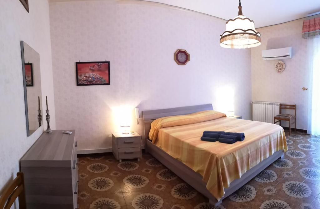 パルティニーコにあるDellangelo Casa Vacanzeのベッドルーム1室(大型ベッド1台付)