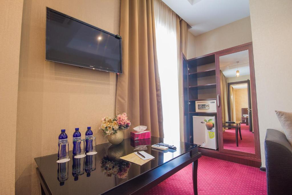 Televiisor ja/või meelelahutuskeskus majutusasutuses Marionn Hotel