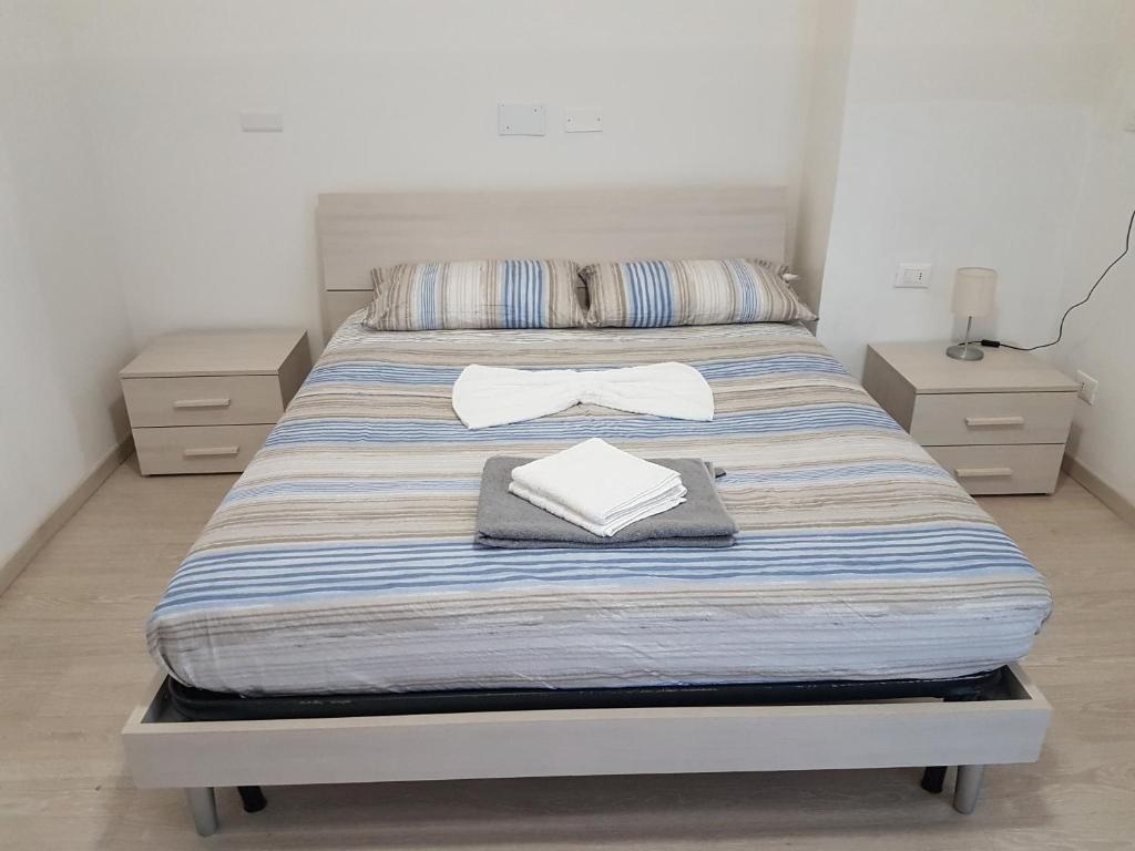 een slaapkamer met een bed met een strikje erop bij B&B Matteotti 23 in Bologna