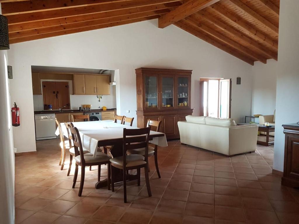 kuchnia i jadalnia ze stołem i krzesłami w obiekcie Montes Galegos w Aljezur