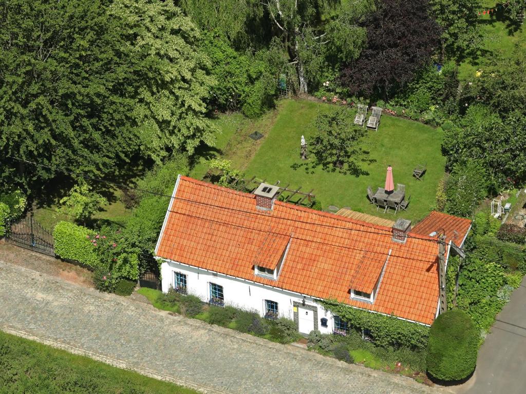 une vue aérienne sur une maison avec un toit orange dans l'établissement La Quitapenas, à Ronse