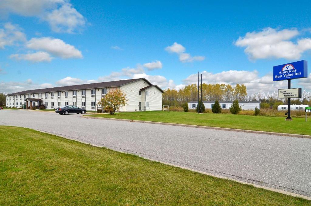 un edificio al lado de una carretera en Americas Best Value Inn Sault Ste. Marie, en Sault Ste. Marie