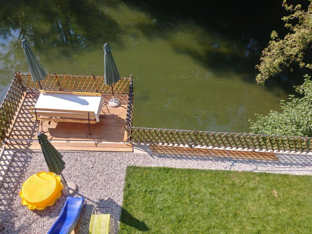 Výhled na řeku, která protéká v blízkosti hotelu