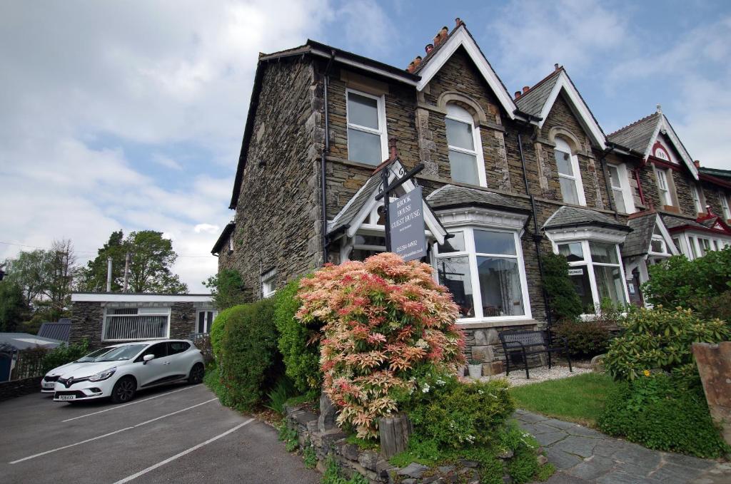 un coche blanco estacionado frente a una casa en Brook House ― Free on-site car park, en Windermere