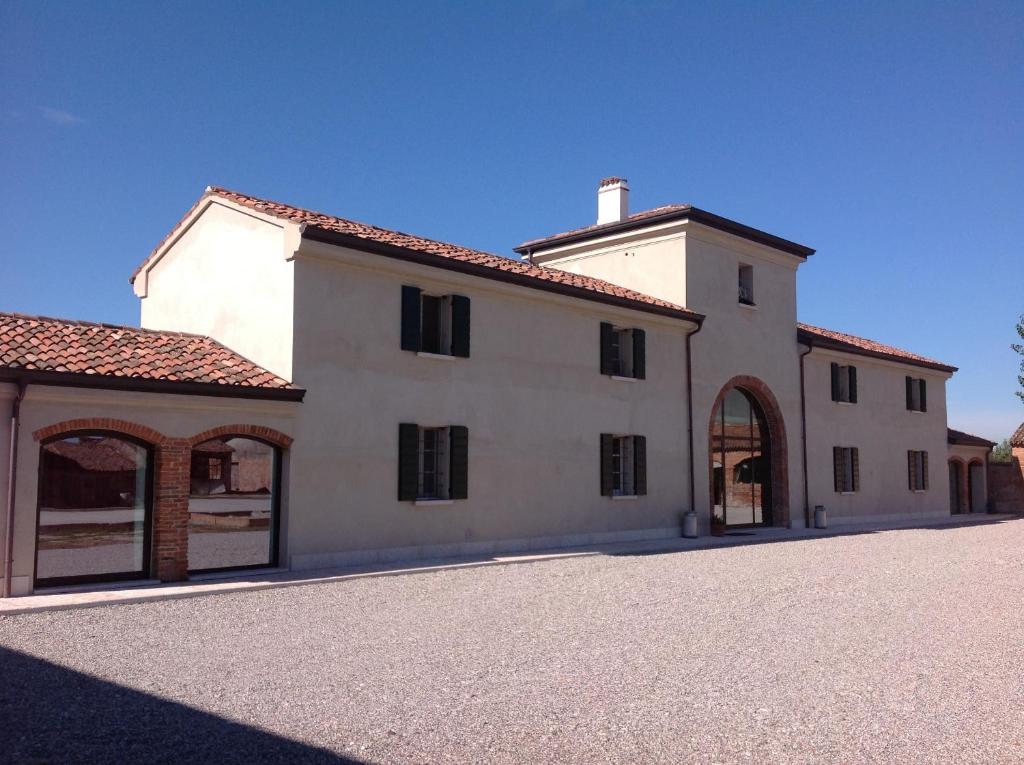 a large white building with a roof at Corte Motte in Pegognaga