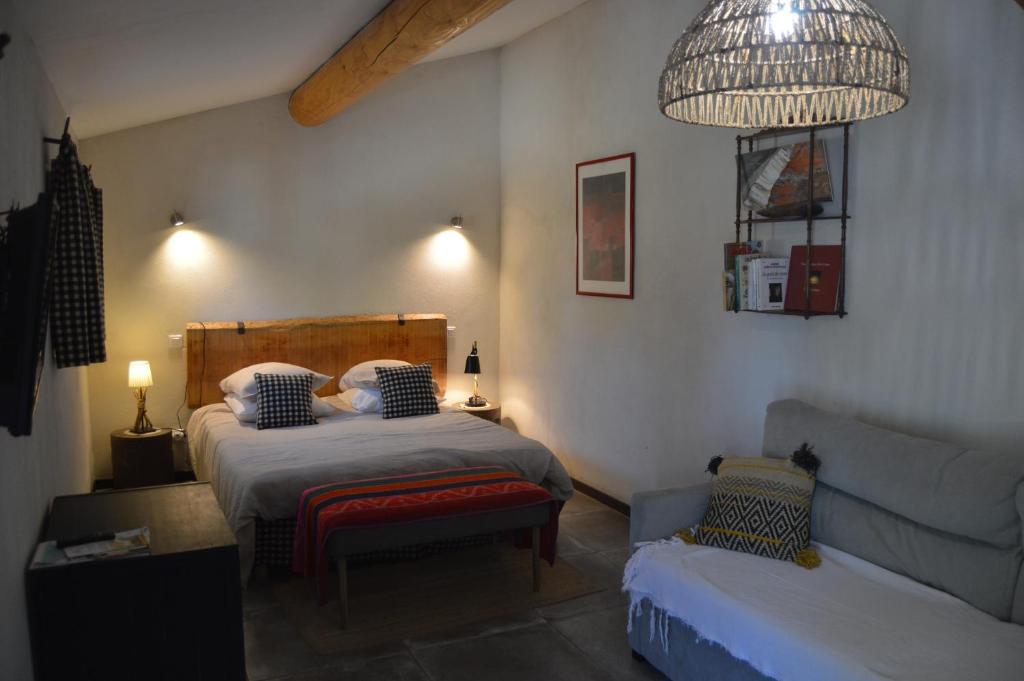 a bedroom with two beds and a couch at Bergerie d'Alivon en Camargue in Albaron