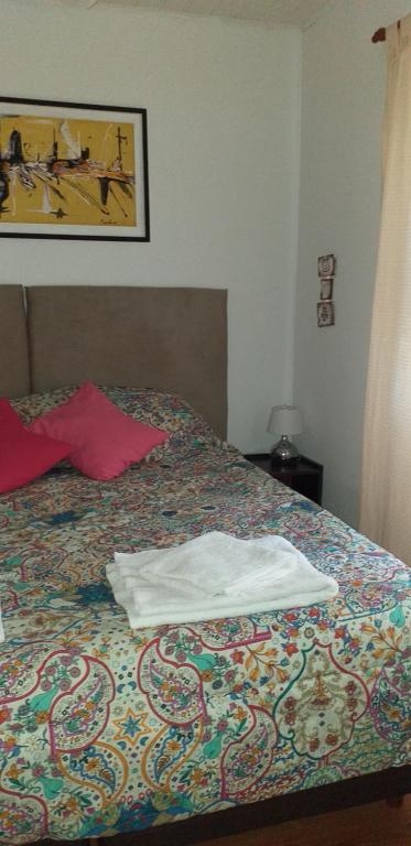 a bed with two white towels sitting on it at Ignacio Garzón Departamento in Córdoba