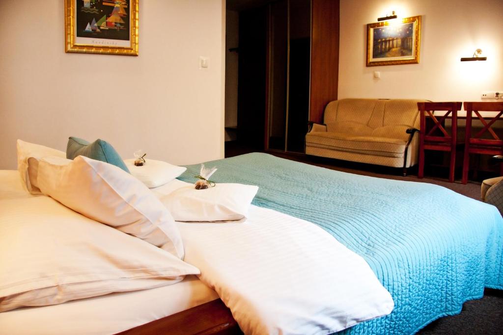 Postel nebo postele na pokoji v ubytování Hotel Pod Orłem