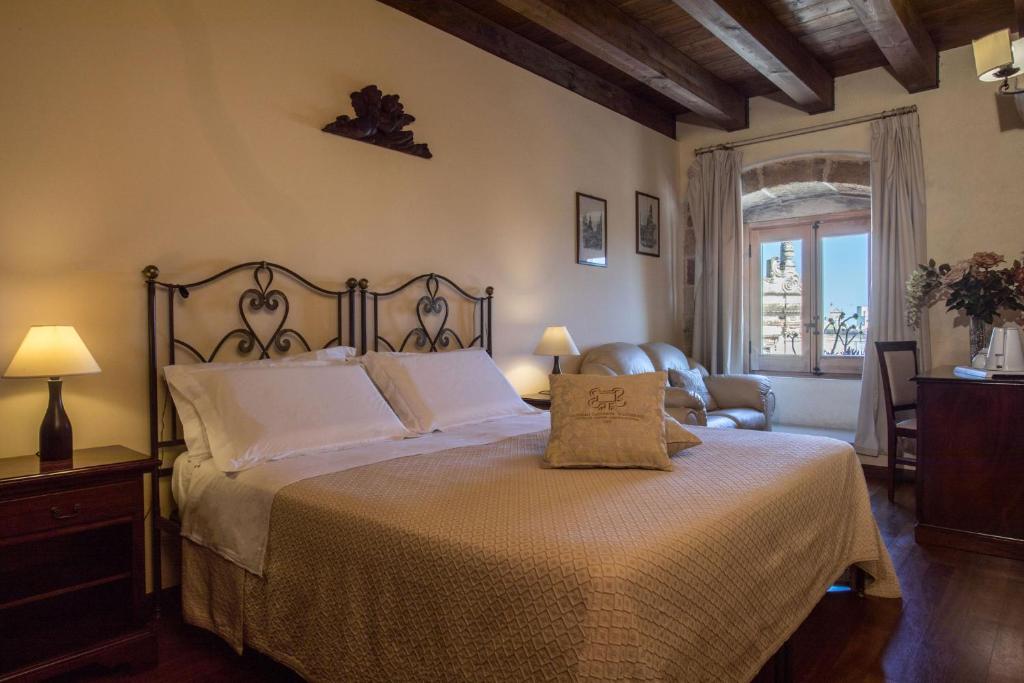 Castello Castriota Scanderbeg tesisinde bir odada yatak veya yataklar