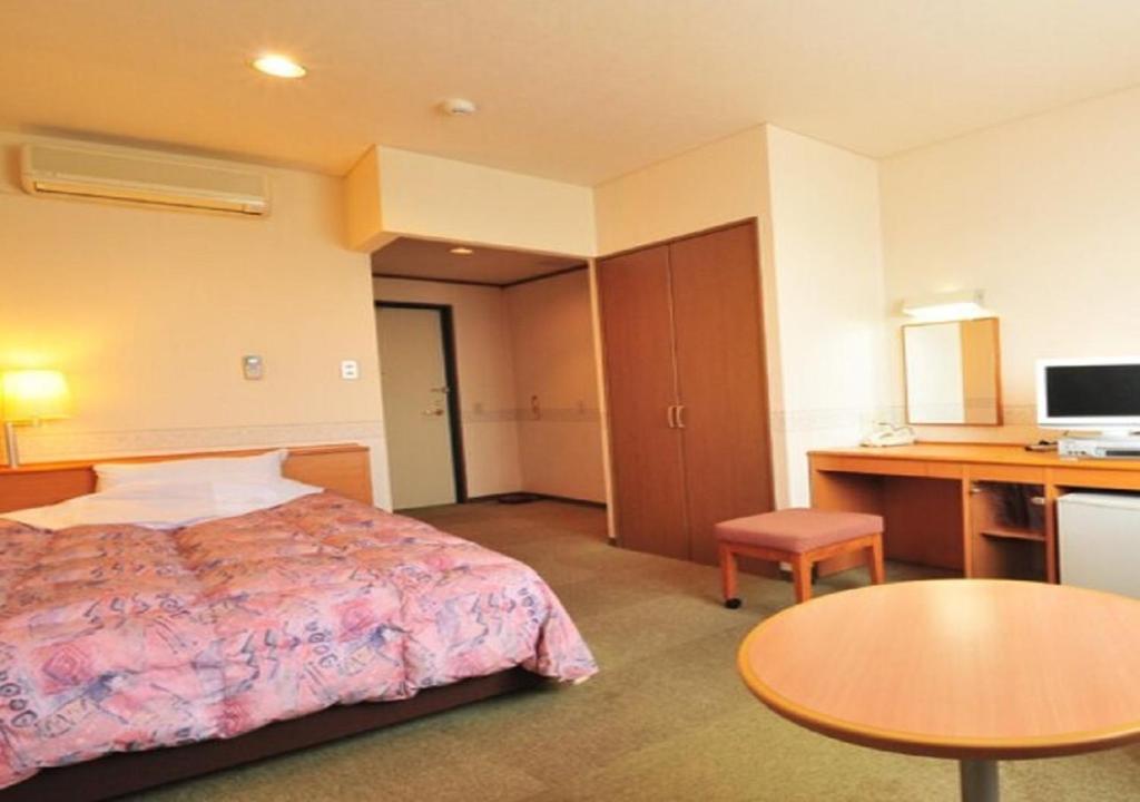 Habitación de hotel con cama y escritorio en Omura - Hotel / Vacation STAY 46227 en Omura