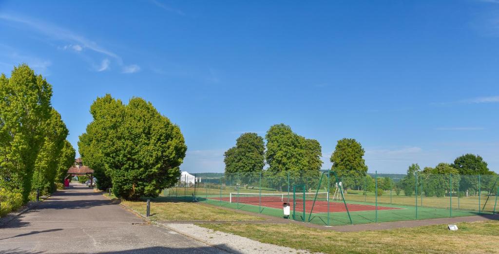 Tenis a/nebo squash v ubytování Gite du Clos Champagnac nebo okolí