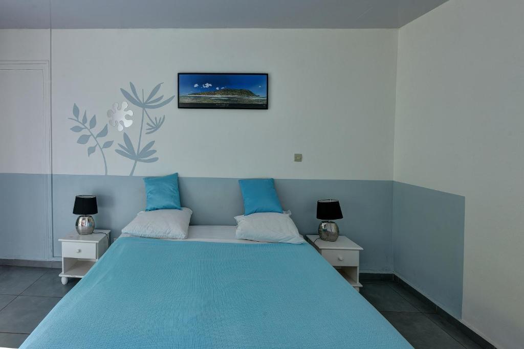 Postel nebo postele na pokoji v ubytování Hostellerie des châteaux