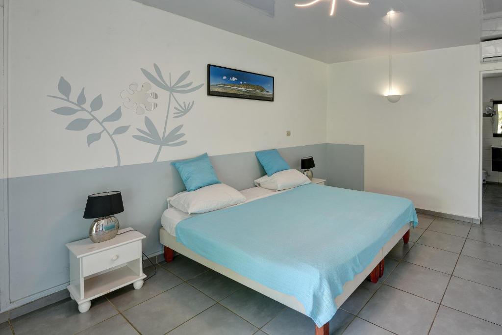 Postel nebo postele na pokoji v ubytování Hostellerie des châteaux
