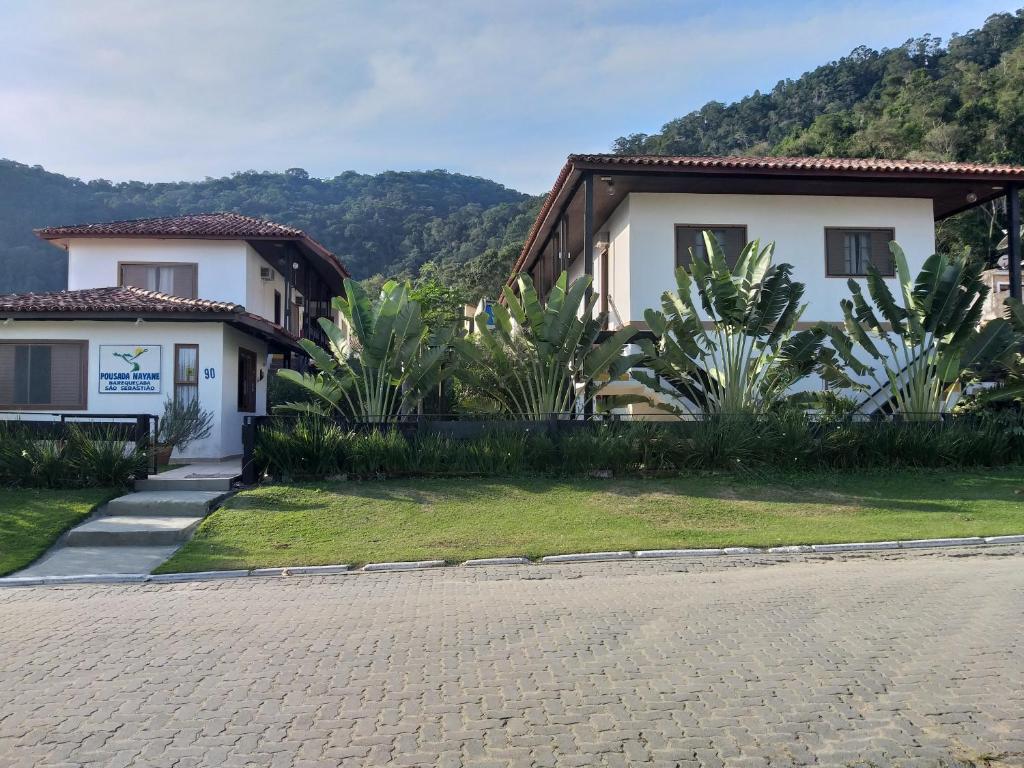 a house on the side of a road at Pousada Nayane in Barequeçaba