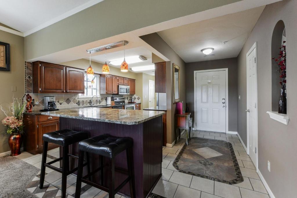 Luxury Condos at Thousand Hills - Heart of Branson - Beautifully remodeled - Spacious and Affordable - Apartamento Con Balcón