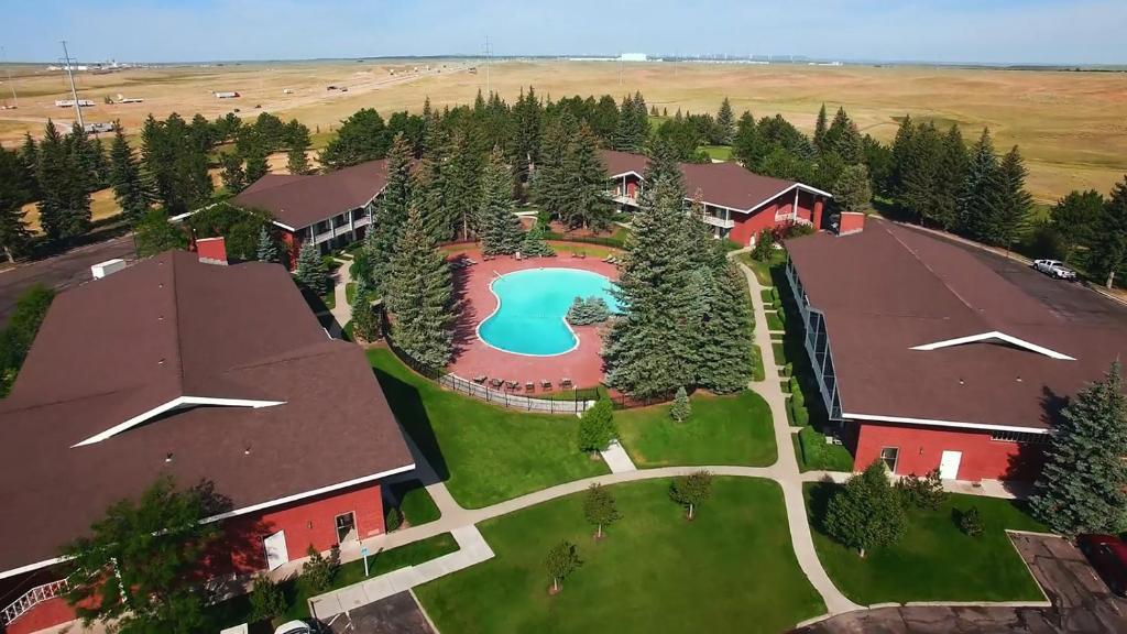 - une vue aérienne sur une maison avec une piscine dans la cour dans l'établissement Little America Hotel & Resort Cheyenne, à Cheyenne