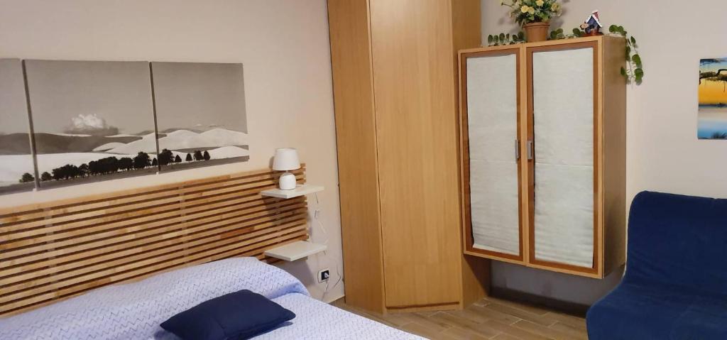 una camera con un letto blu e una finestra di Relax Just Relax Pisciotta a Pisciotta