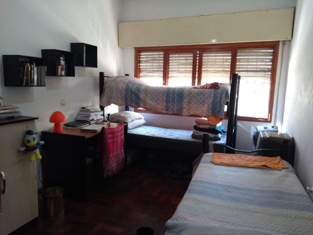 a dorm room with a desk and a bunk bed at HA! 2 Resi para estudiantes in Córdoba