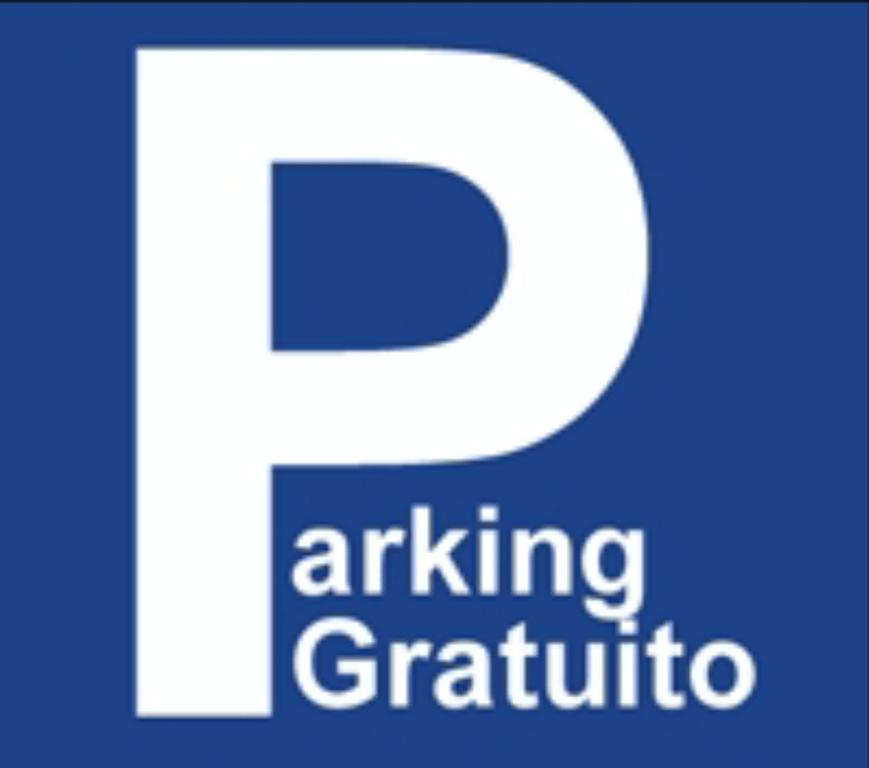 a blue and white parking sign with the letter p at Apartamento turístico Amantes in Teruel