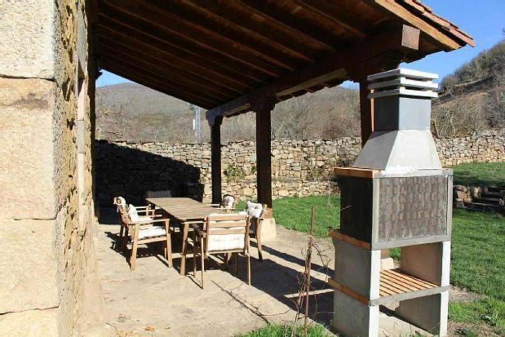 A general mountain view or a mountain view taken from A villát