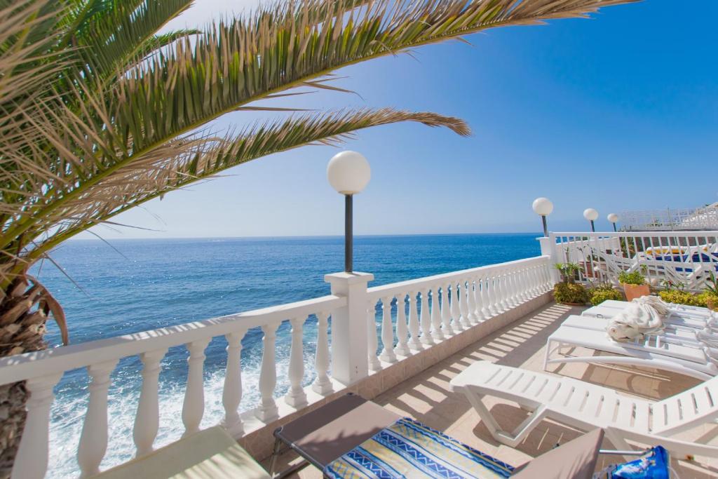 d'un balcon avec des chaises et une vue sur l'océan. dans l'établissement Casa al Mar, à Puerto de Santiago