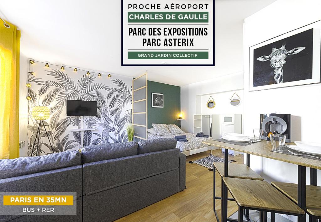 sala de estar con sofá y mesa en ****Jungle Chic/Aéroport CDG Paris/Parc Asterix/Parc des Expositions/Paris**** en Gonesse