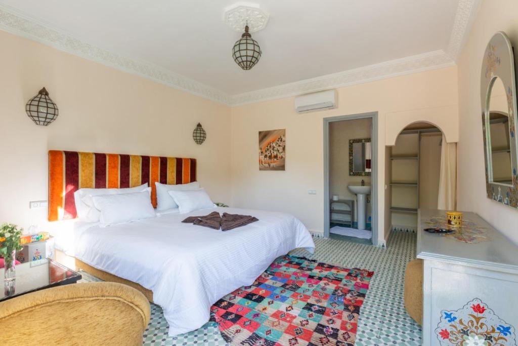 A bed or beds in a room at Riad les deux citronniers