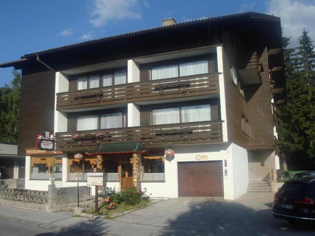 un gran edificio con un garaje delante en APARTMENT CLUBHOTEL, en Seefeld in Tirol