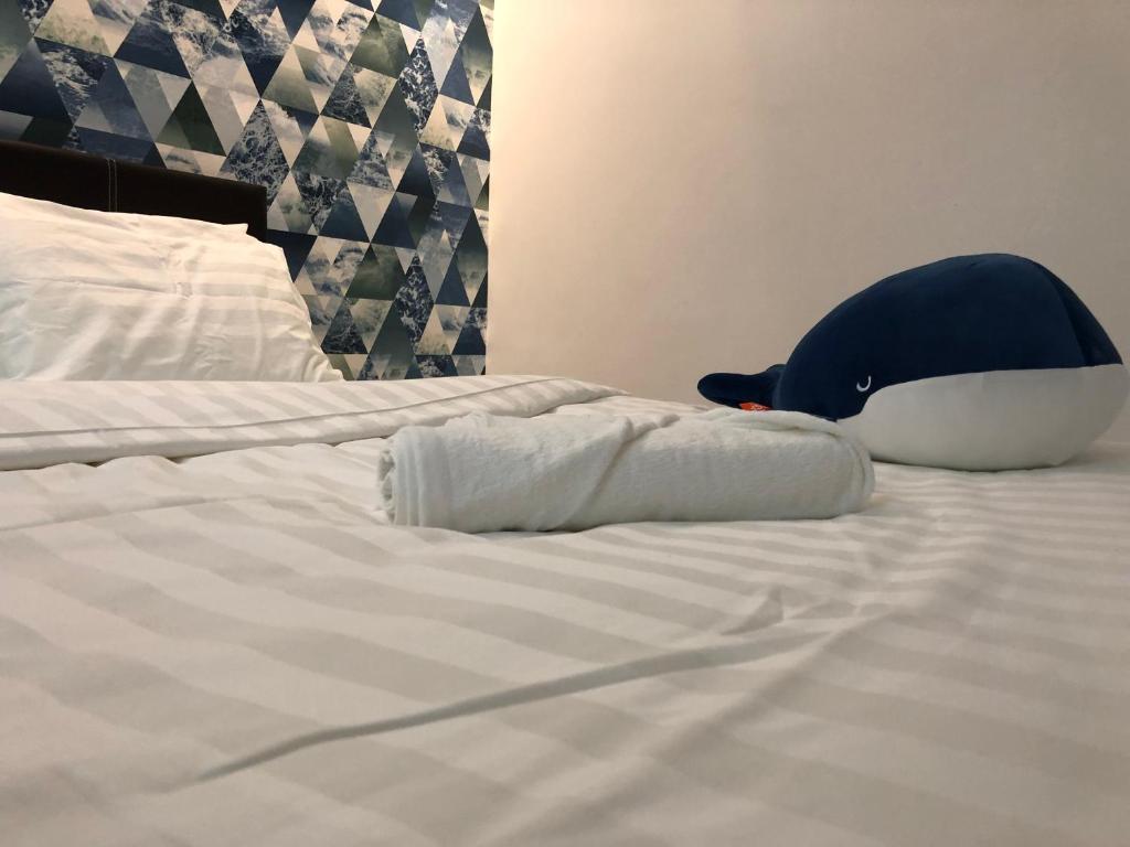 マラッカにあるRetroHOUSECoCo经典怀旧风格民宿NearJONKER&AFAMOSA鸡场街红屋 by Myplaceのベッドにクジラが寝転がっている
