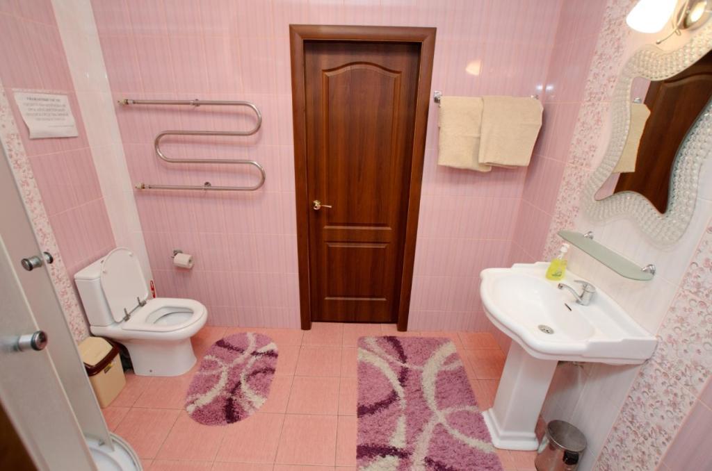 uma casa de banho rosa com um WC e um lavatório em Moskovs'kyi Avenue 80/82 em Kharkov