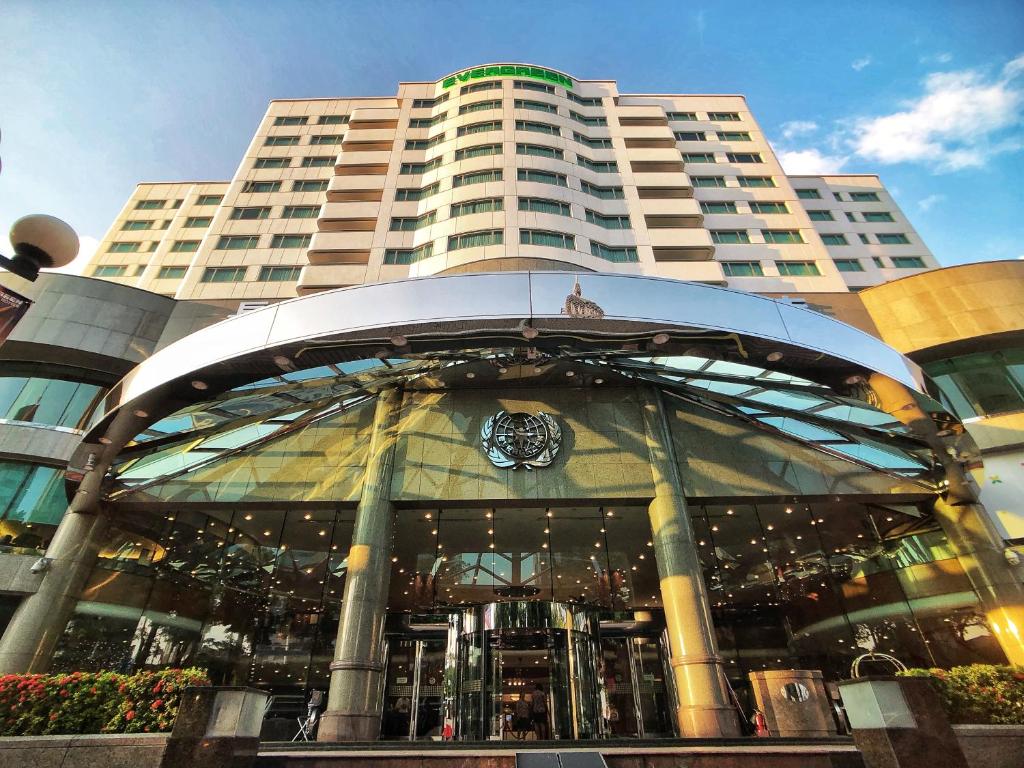 Evergreen Laurel Hotel - Taichung في تايتشونغ: مبنى كبير يوجد امامه ساعه