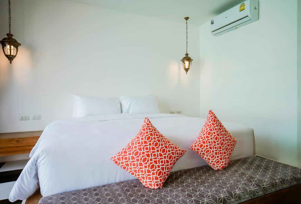 Postel nebo postele na pokoji v ubytování Khaleej Mass Hotel Patong
