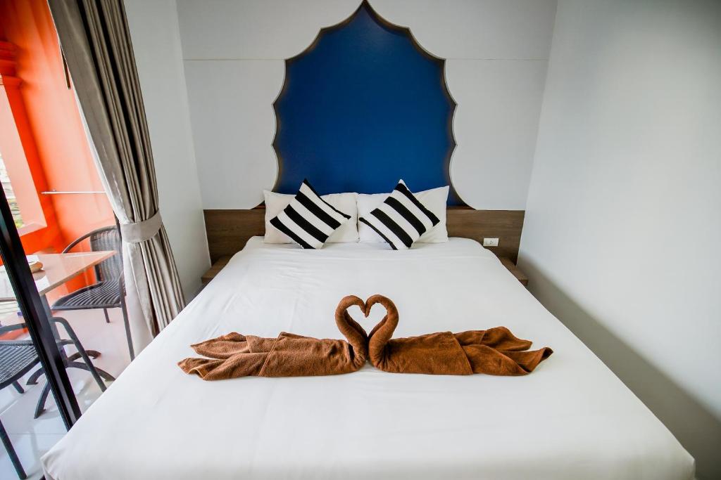 Postel nebo postele na pokoji v ubytování Khaleej Mass Hotel Patong