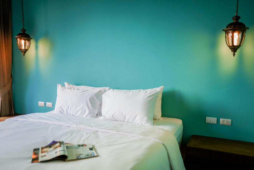 Postel nebo postele na pokoji v ubytování Khaleej Mass Hotel Patong