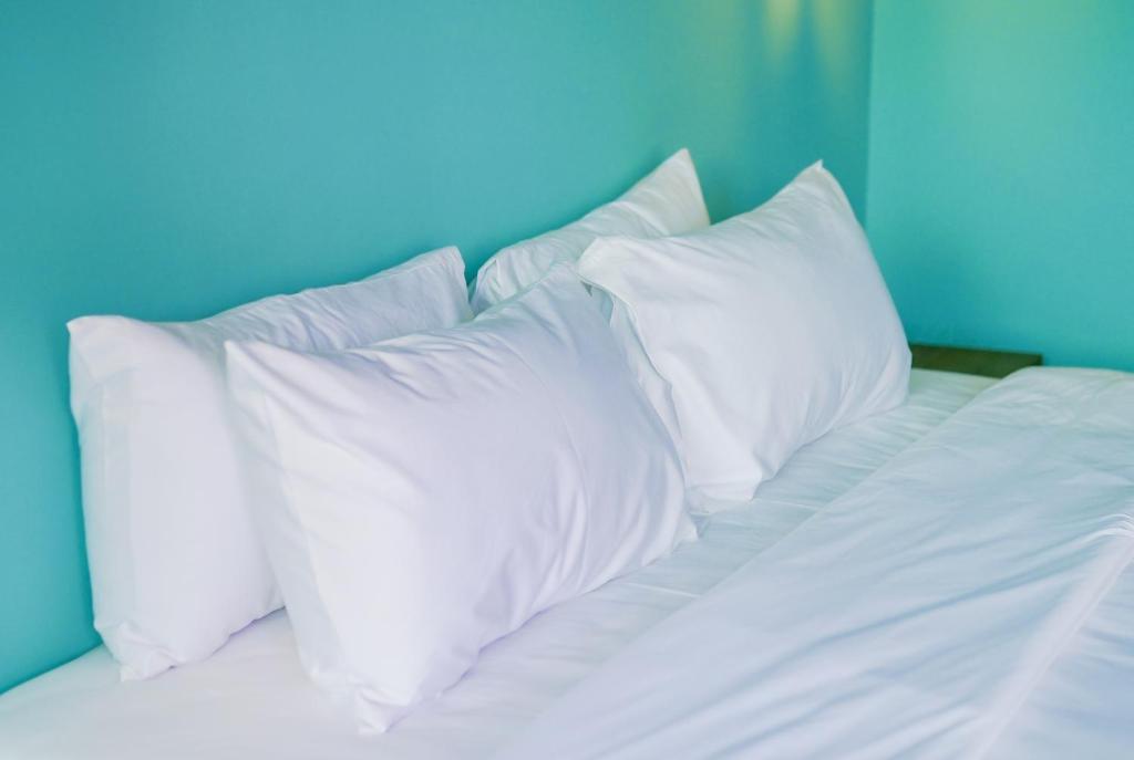 Postel nebo postele na pokoji v ubytování Khaleej Mass Hotel Patong
