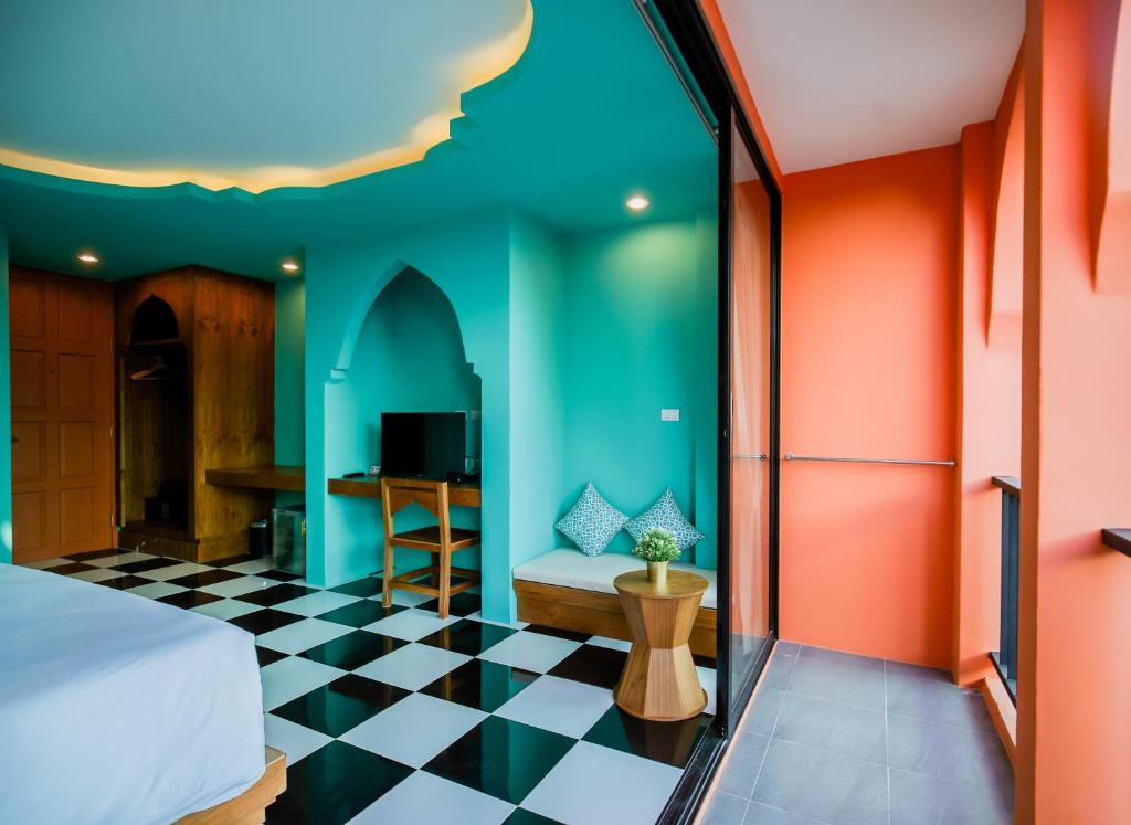 Postel nebo postele na pokoji v ubytování Khaleej Mass Hotel Patong
