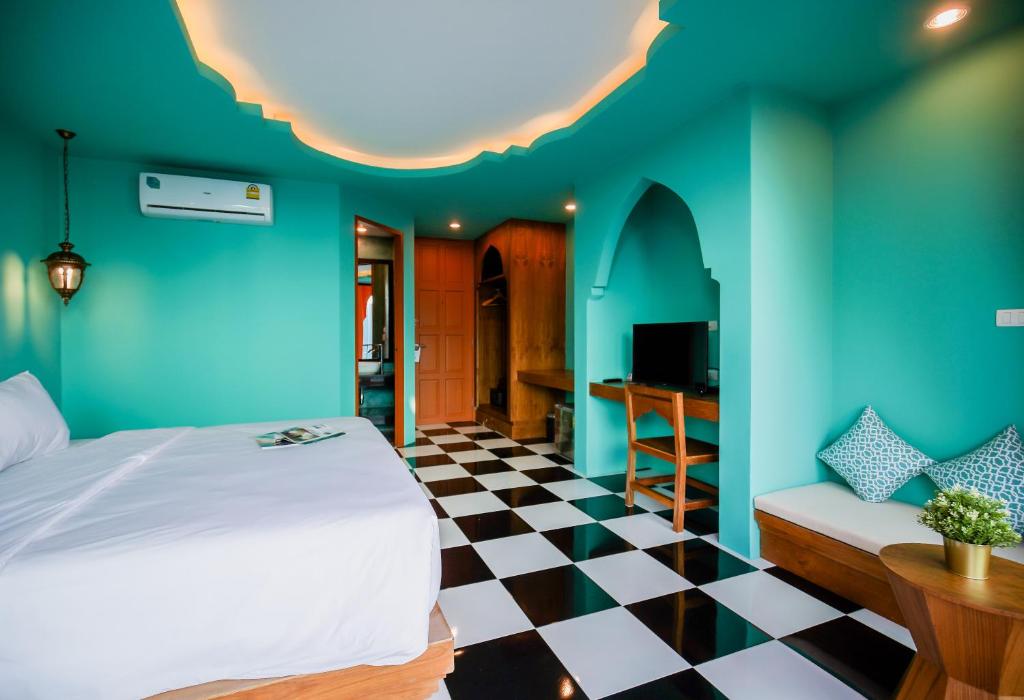 Postel nebo postele na pokoji v ubytování Khaleej Mass Hotel Patong