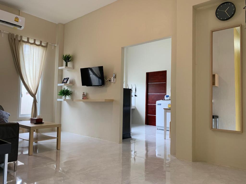 TV a/nebo společenská místnost v ubytování W House Ranong 1Bedroom villa