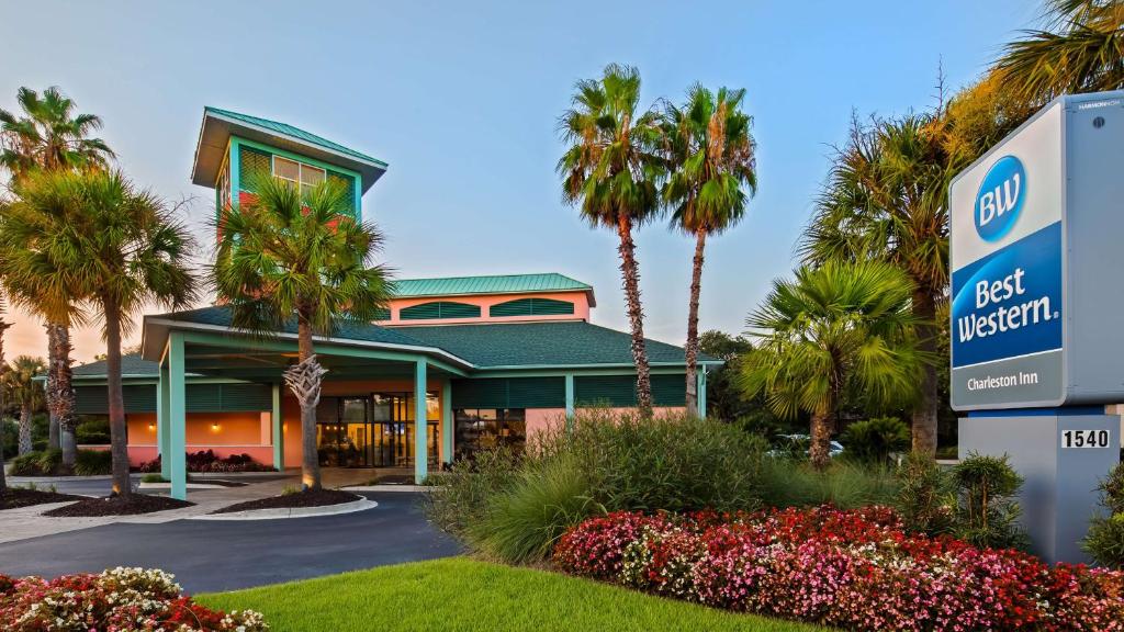 una mejor señal de hospital frente a un edificio en Best Western Charleston Inn, en Charleston