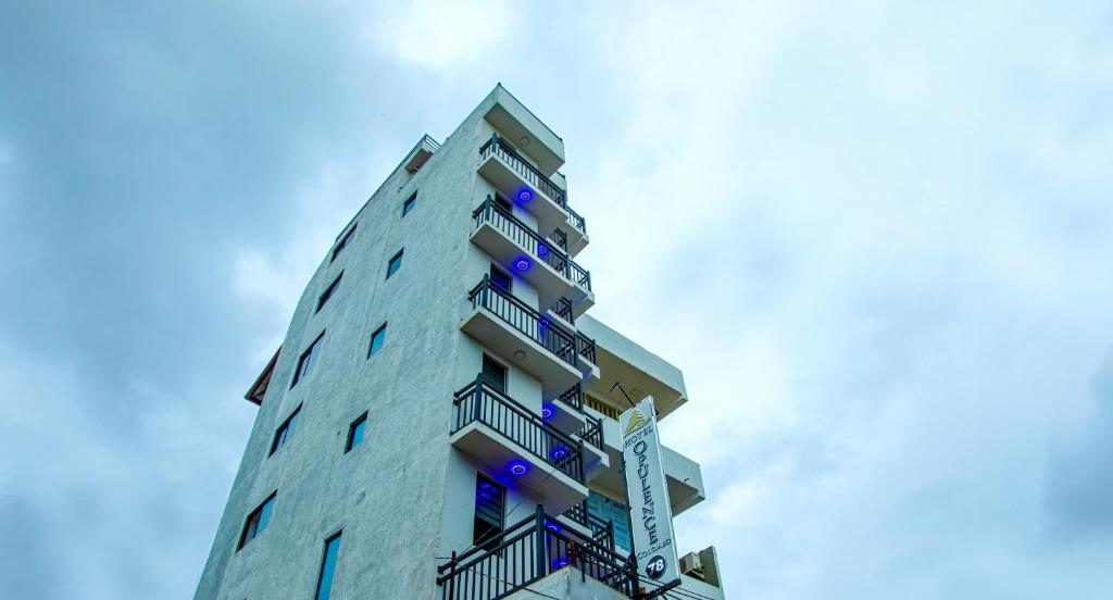 un edificio alto con balcones a un lado. en Opulence Colombo, en Colombo
